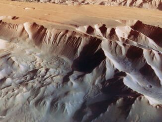 Stunning new Mars photos explore the solar system's largest canyon